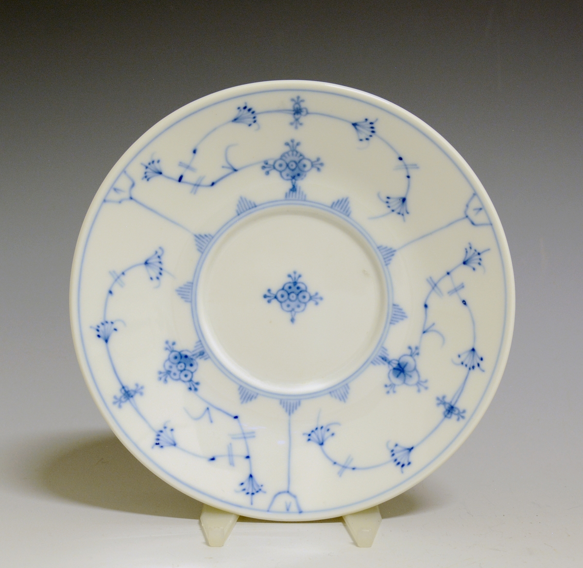 Skål til buljongbolle av porselen med hvit glasur. Dekorert med håndmalt stråmønster i blått.