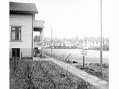 John Förstbergs bostadshus vid handelsträdgården på Södra Hamnvägen. Bild 2: Vy via byggnadens hörn mot Gerlachska stallarna i kv Trädgården och bebyggelsen däromkring vid Bäckgatan.