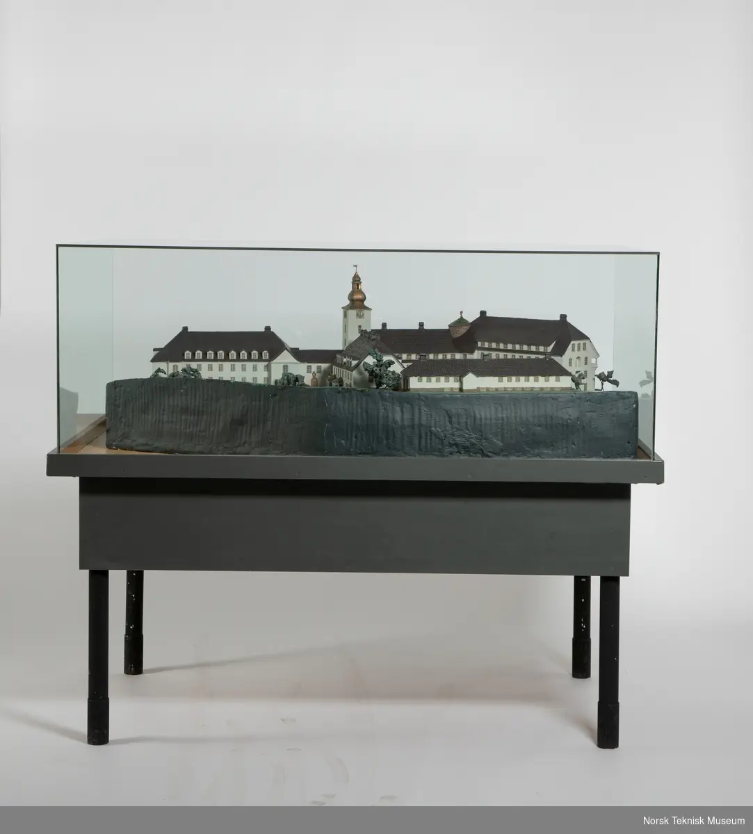 Glassmonter med en bygningsmodell av Bærum sykehus