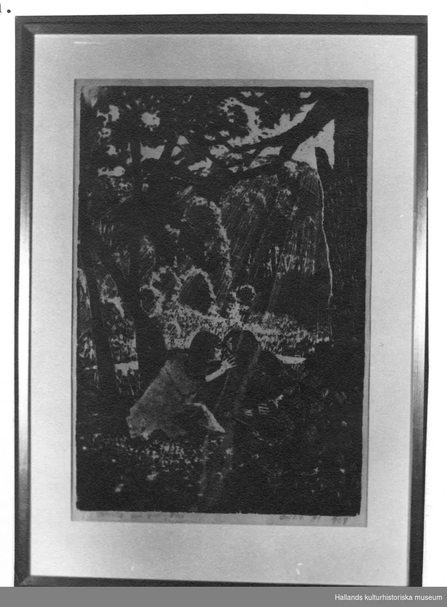 Tavla träsnitt, svart/vitt tryck föreställande en skogsglänta, solen strålar ner över en man och en kvinna som sitter på marken och kysser varandra, Kvinnan skulle locka Amled till älskog, Han anar oråd, för kvinnan till en enslig plats där "bovarna" inte kan avslöja honom. Under bilden står med blyerts: "Til Brita fra Povl och Else - ET 1968". Glasad och ramad med vit passepartout och smal ram i silverfärgat trä. a) Bredd 53,5 cm, höjd 1 cm. b) Bredd 1,3 cm
