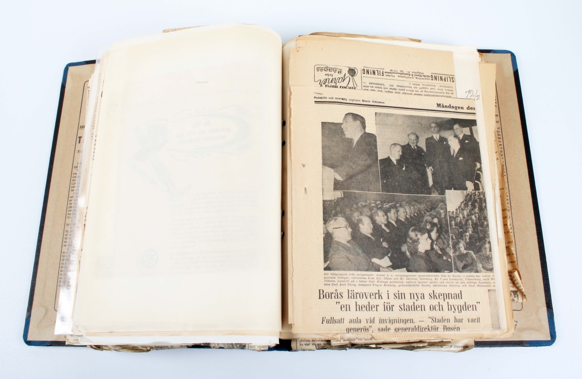 Klippsamling, förvarad i svart gaffelpärm med blå tygklädd rygg. Sammanställts av givarens make, som var disponent och ordförande i sällskapet "Boråspojkarna" i Stockholm (före detta elever vid läroverket i Borås). Givarens make tog studenten i Borås 1914. Innehåller tidningsklipp från olika tidningar, från 1900-talets början fram till år 1976.

Samhör med fotografier BM 61428.