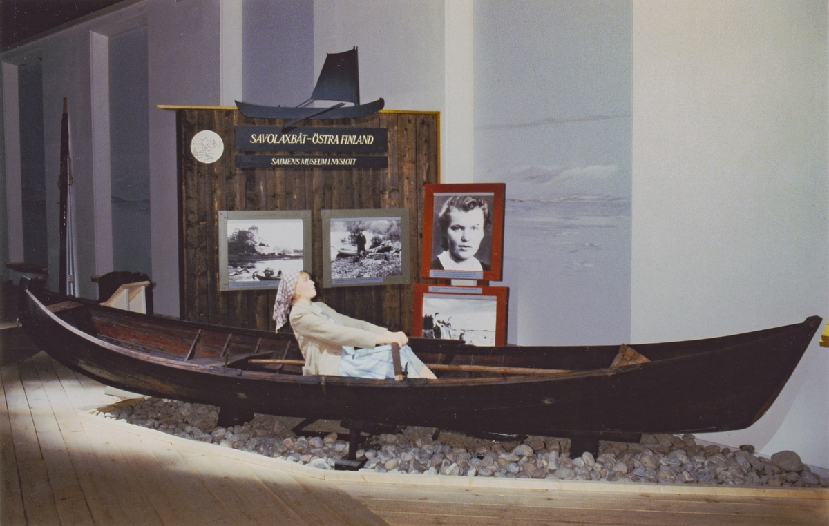 Utställningen "Människor och båtar i Norden". Interiör av utställningen. Elma och guldsmedens Savolaxbåt, Saimen.