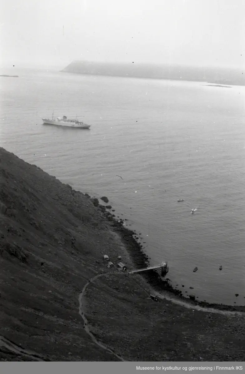 Hornvika med kai, bebyggelse og flere småbåter. Skipet er MS "Oslofjord". Antatt 1950-årene. (se kommentar helt nederst)