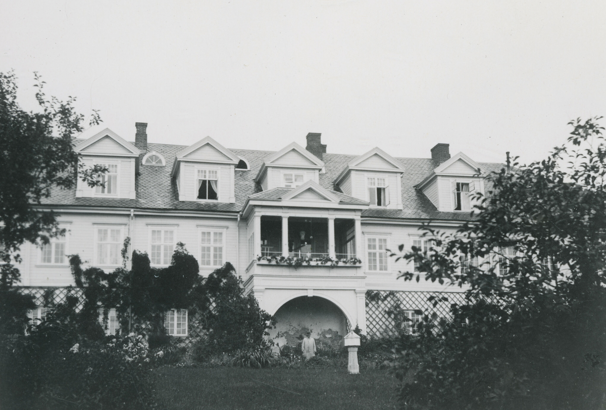 Utanfor hovudhuset og ved kalkungarden på Grefsheim, fotografert 16. august 1933.  Bilda er tatt under Kornrådets reise i august 1933.