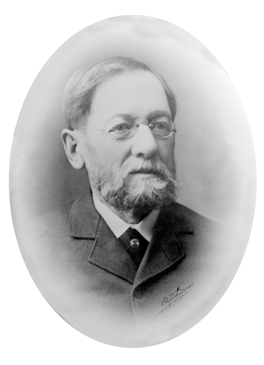 Bokhandler Theodor Lauritz Christian Møller, født i 1846, Sogndal i Dalane, kom til Gjøvik i 1878 som lærer og åpnet Møllers Bokhandel i 1899.