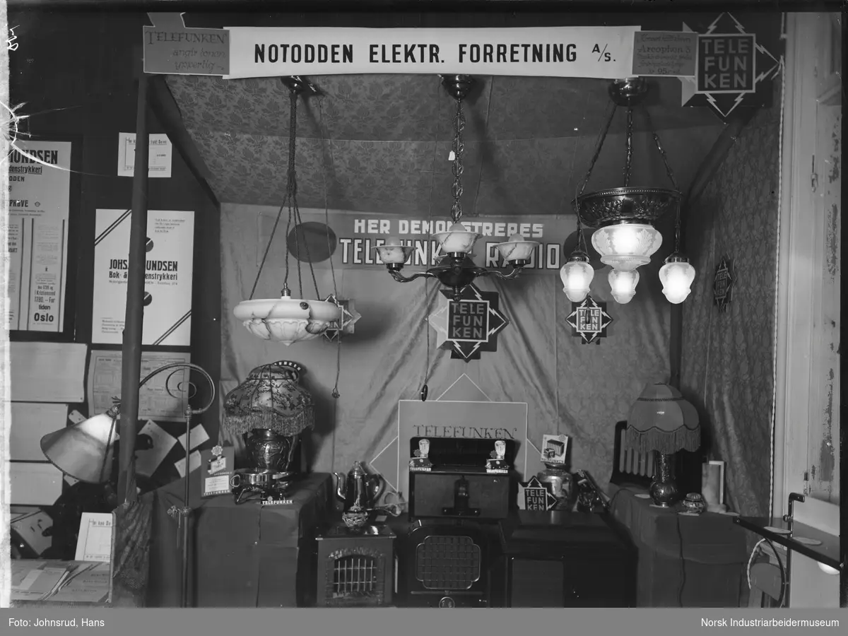 Utstilling for Notodden Elektriske Forretning og Telefunken radio.