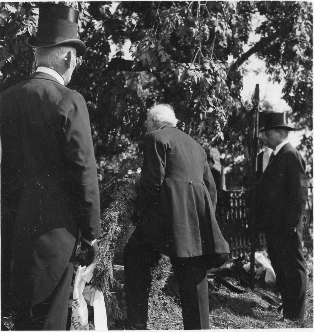 Gravsättning av borgmästare Gustaf Collander. Män med höga hattar.