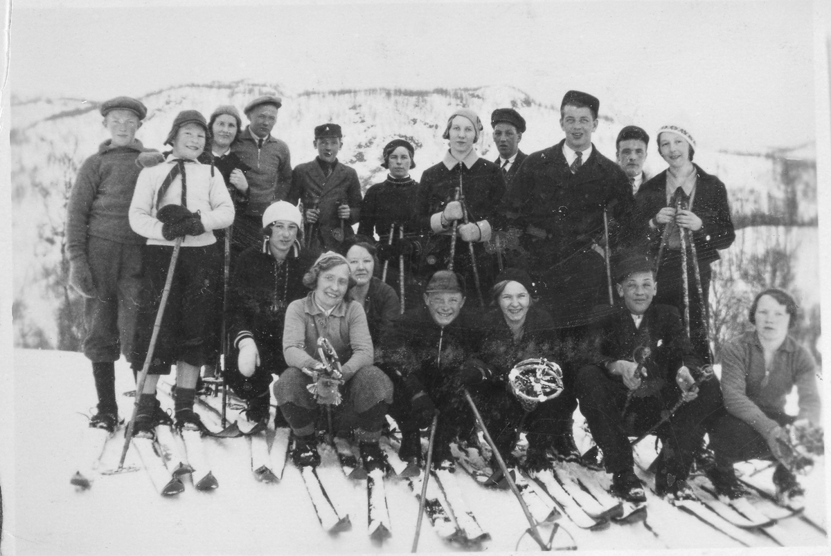 Gruppebilde av ungdommer på skitur.