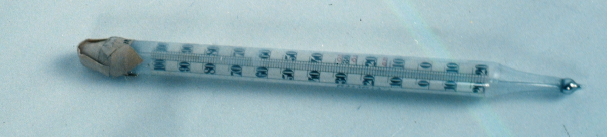 Kvicksilvertermometer av glas. Använd vid konservering o. dyl.
Lagad med plåster.


Neg.nr 1989-01