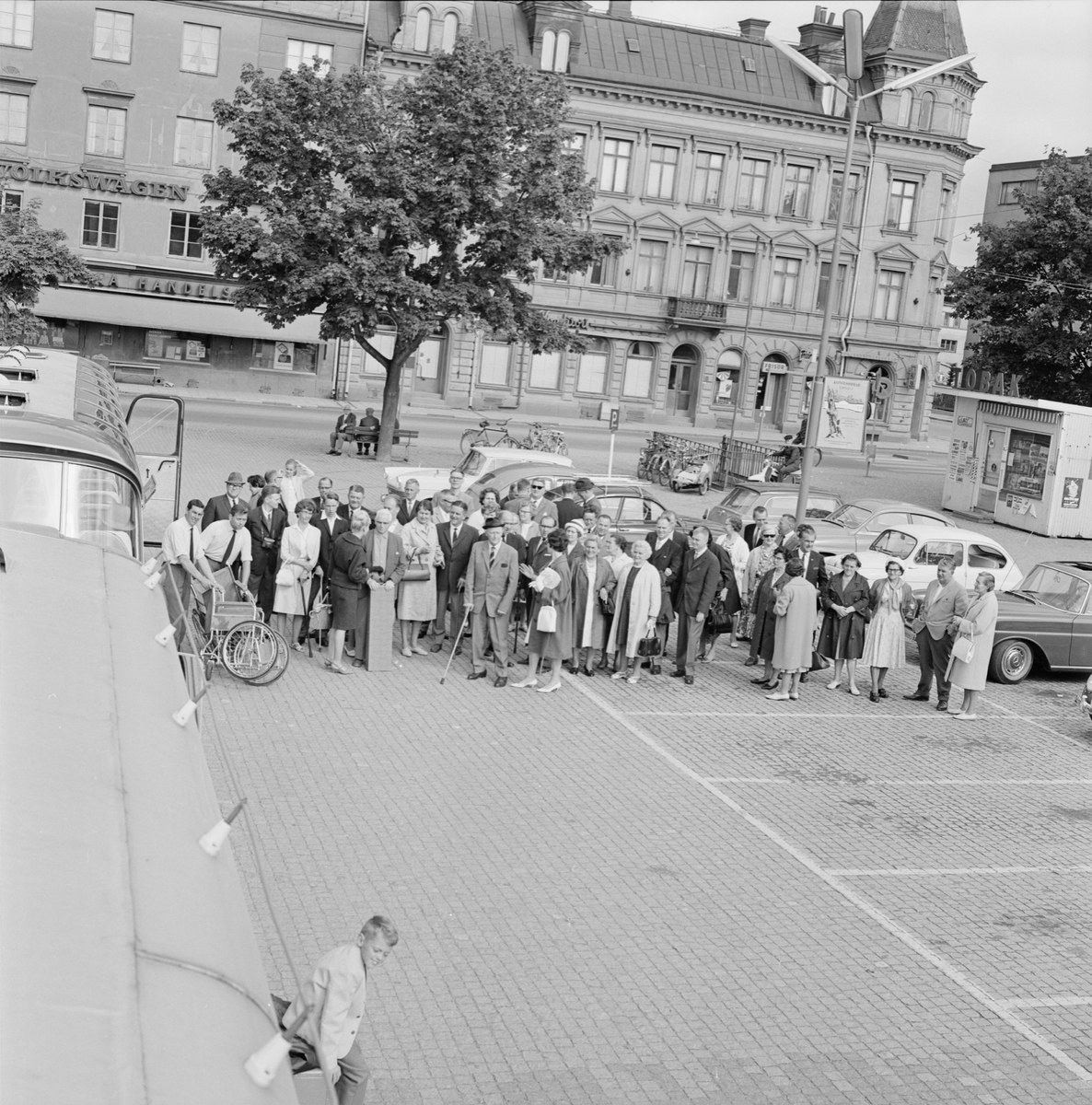 Utflykt till Furuvik - vid bussen på Vaksala torg, Uppsala juni 1965