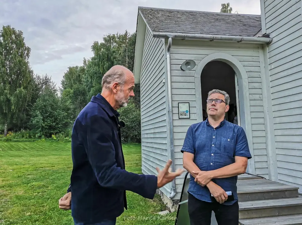 Regissør Erik Poppe og Terje Joranger utenfor Utvandrerkirka.