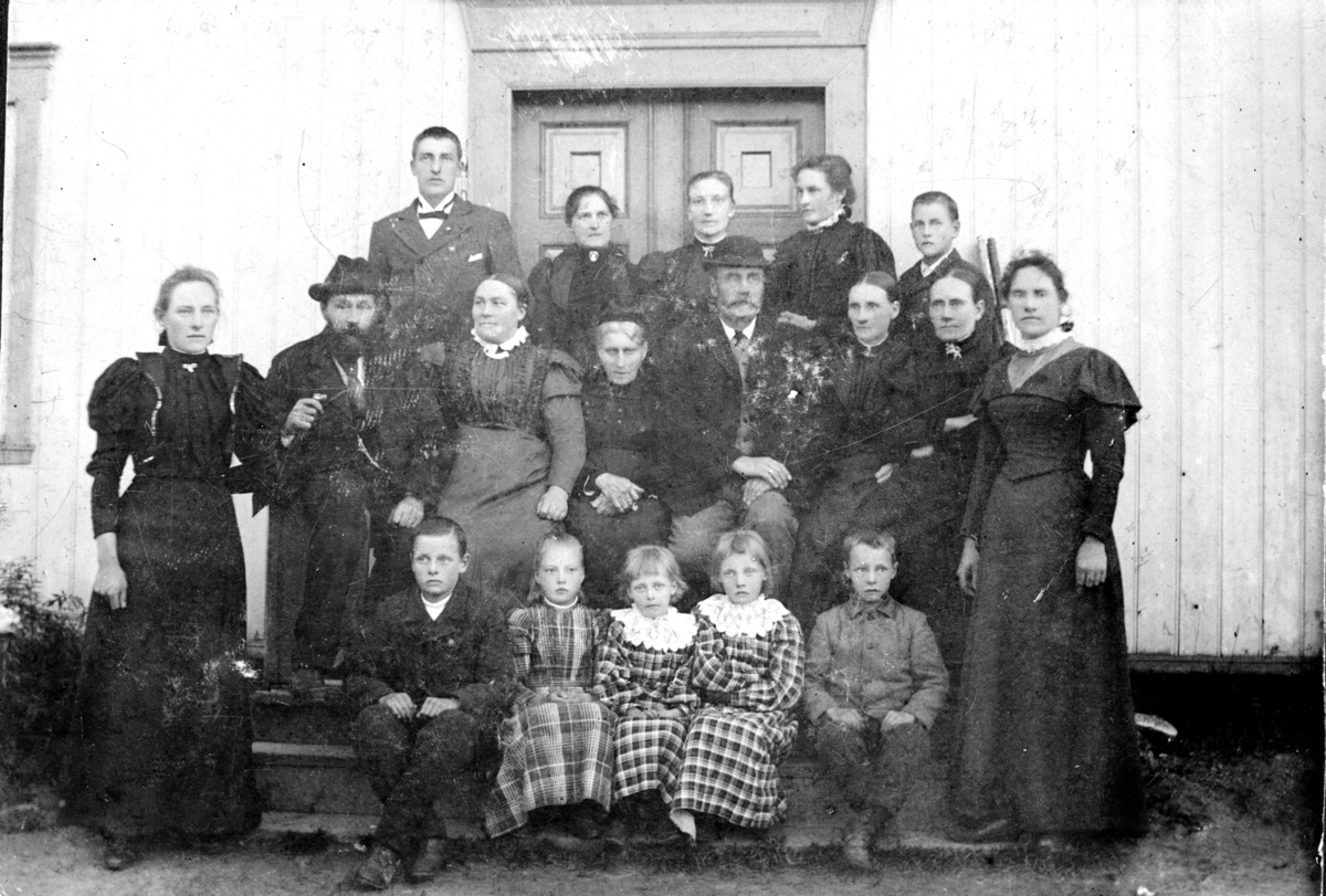 Helgesenfamilien fra Målselv avbildet på trappa rundt år 1898.
