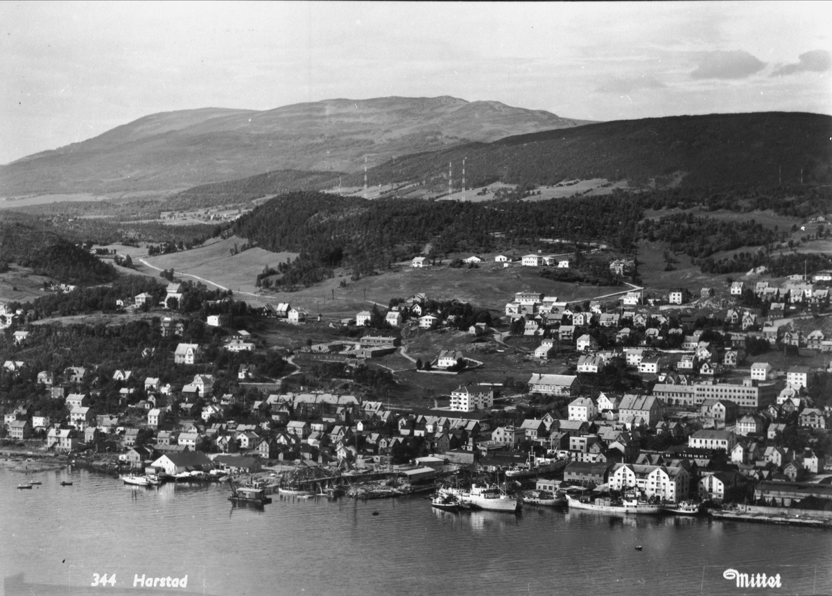 Søndre del av Harstad by, fotografert mot Skaret.