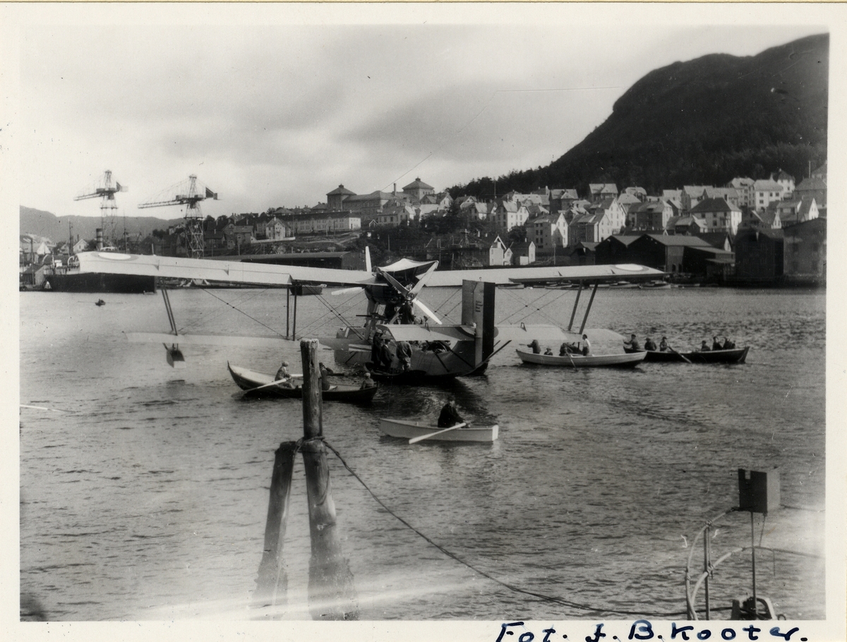 Flybåt i Puddefjorden. Roald Amundsen i Bergen i forbindelse med "Latham-47.02" ekspedisjonen.