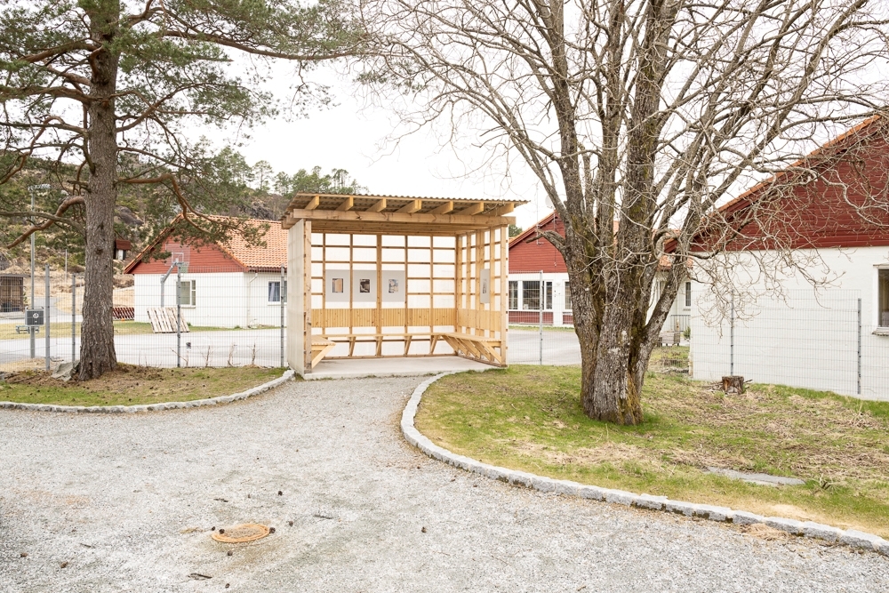 Som en del av sitt prosjekt inviterte Halvor Rønning Joakim Skajaa, i Skajaa Arkitektkontor, til et samarbeid. De viste stor entusiasme og opplevde det som svært meningsfullt å bidra i arbeidet med å gi røykere et verdig rom mens de er på avrusning. Flere tømrerlæringer fra fengselet og lærere ved Åsane videregående skole har samarbeidet om bygging av skuret. Skolen tilbyr blant annet utdanning til innsatte i Bjørgvin fengsel. Skuret er bygget i tre med sokkel i betong og tak av stål. Veggene er dekket med glassfiberarmerte halvtransparente lysplater, som er mye brukt i industri og jordbruk. Både tak og vegg har lik profil, og samspillet mellom materialene gjør at bygget fremstår som helhetlig og robust. Bygget er tilpasset formatet til kunstverkene, avstanden mellom stenderne i bindingsverket er for eksempel den samme som bildenes breddeformat.

Seks collager er montert på innsiden av skuret. Motivene viser overmalte, delvis tildekkede og transparente magasinsider. De følger ikke et narrativ, men felles for alle er en følelse av mangel på sikt. Man kan trekke paralleller til en fortvilet livssituasjon der man mister evnen til å orientere seg og se klart.

Utgangspunktet for bildene er fascinasjon for estetikken som er forbundet med reklamebransjen, interiør- og ukeblader. Rønning har malt over magasinsidene med store og små strøk. Bildene og teksten flyttes fra populærkulturen til hans visuelle univers. Elementer som vanligvis er forbundet med lav- og høykultur spiller nå sammen i uttrykk som kan være kilde til virkelighetsflukt og en produktiv drømmetilstand. Collagene er printet med UV-print på sølv- og hvitfarget aluminium. Denne trykkemetoden brukes mye på utendørsskilt og har lang holdbarhet.