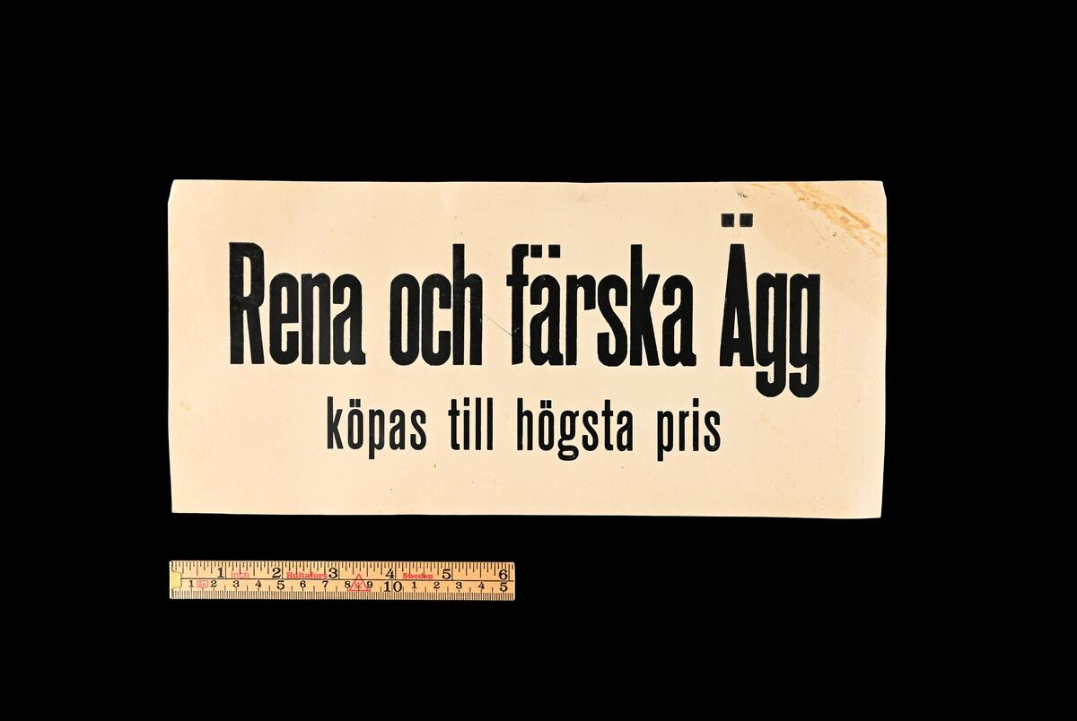 Skylt av kartong med text i svart: "Rena och färska Ägg köpas till högsta pris".