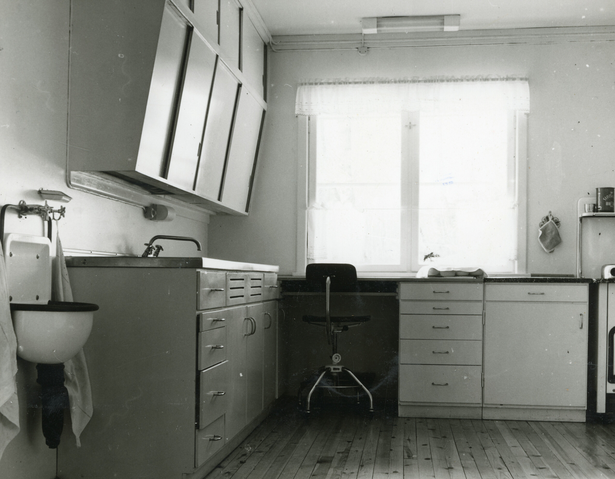 Fem bilde som viser interøret på Valen bnr. 8, då huset var nytt i 1956. 