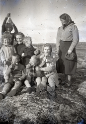 En gruppe barn og to voksne kvinner i Kibergsområdet