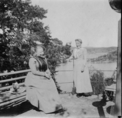Caroline Magnine Fog og søster Henriette Marie Homann ved ut