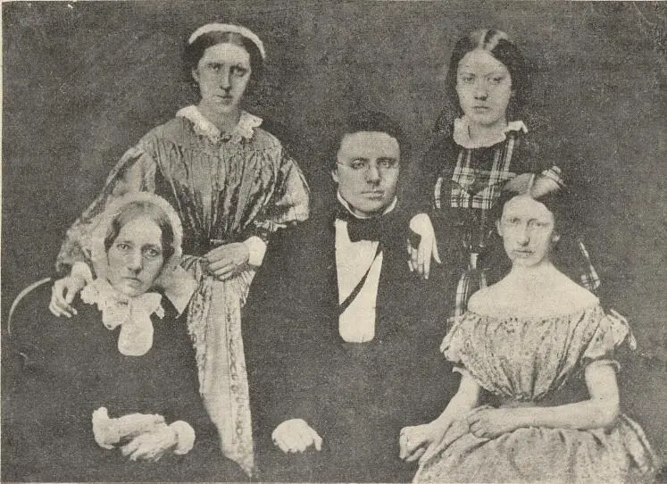 Familieportrett av familien Lie ca. 1859.  Fra venstre: Ingeborg (mor), Ida (søster,), Jonas (fetter og senere svoger), Erika og Thomasine (søster). Fotografiet er i svart-hvitt.