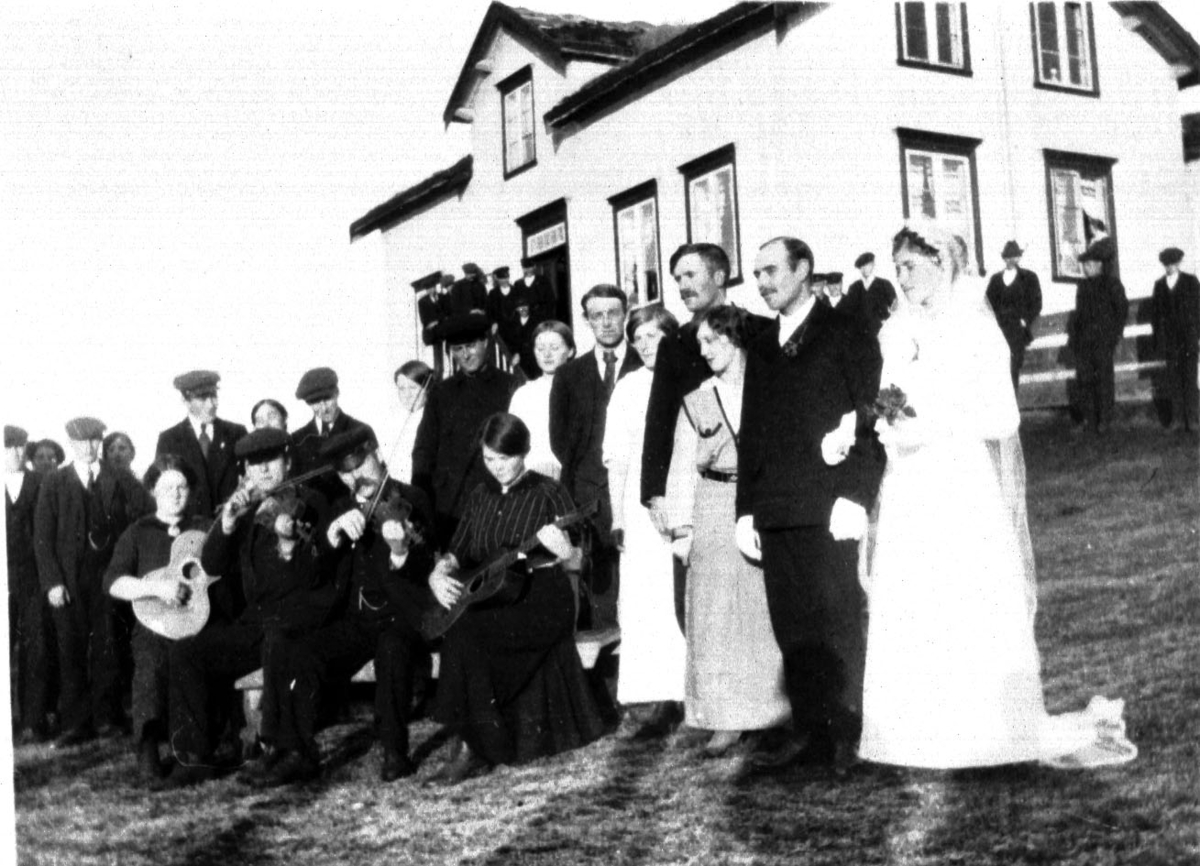 Brudepar med gjester, Aursfjordgård, Malangen
