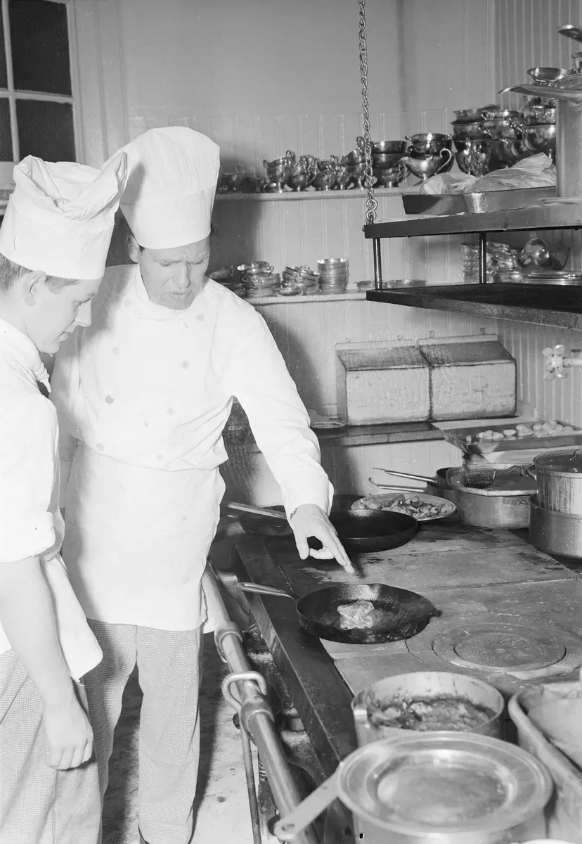 Två kockar i köket på Flustret, Uppsala 1951 - Upplandsmuseet ...