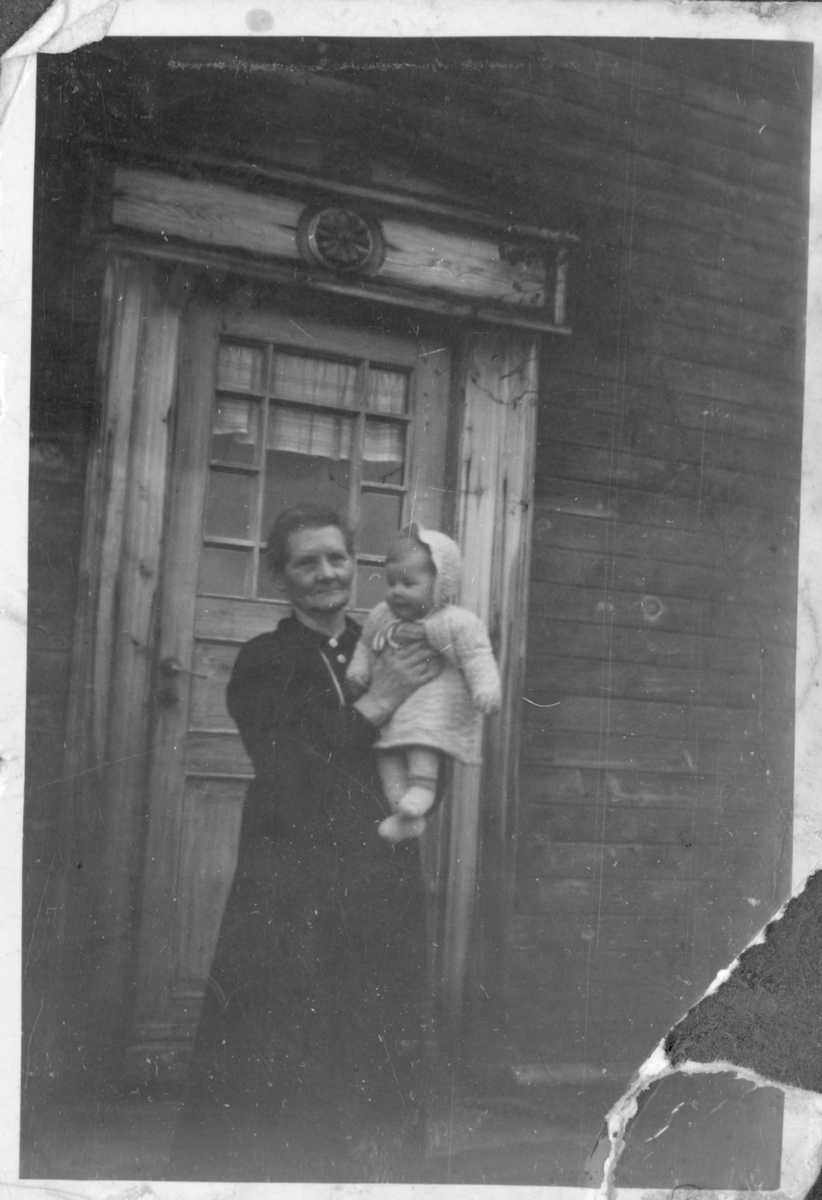 Foto av Ingeborg Grimsbo og Edel Engen Vik . Bildet skal ha vært tatt på gården Grimsbo i Mellembygd rundt 1940.