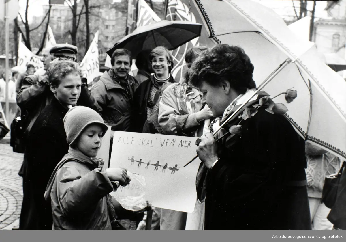 1. mai 1989. Gro Harlem Brundtland møter barn i sentrum.