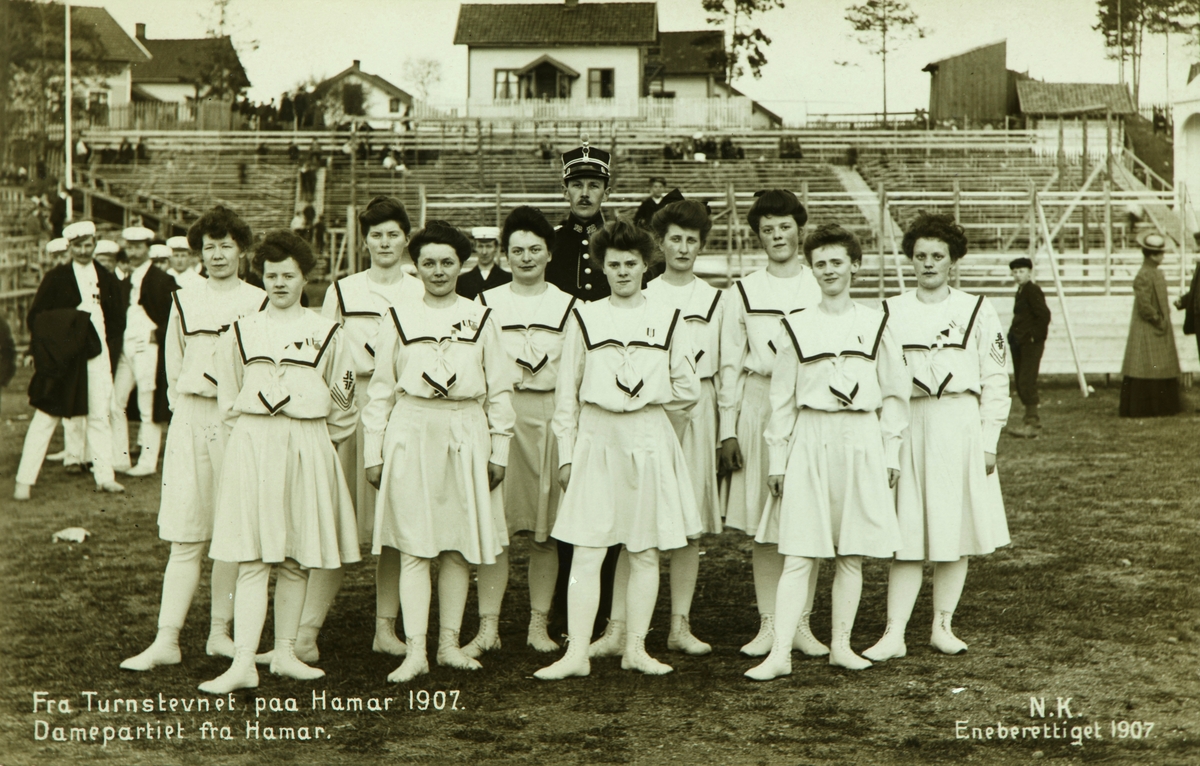 Postkort, Hamar, Utstillingsplassen, nasjonalt turnstevne i 1907, gruppe 10 dameturnere, damepartiet fra Hamar,