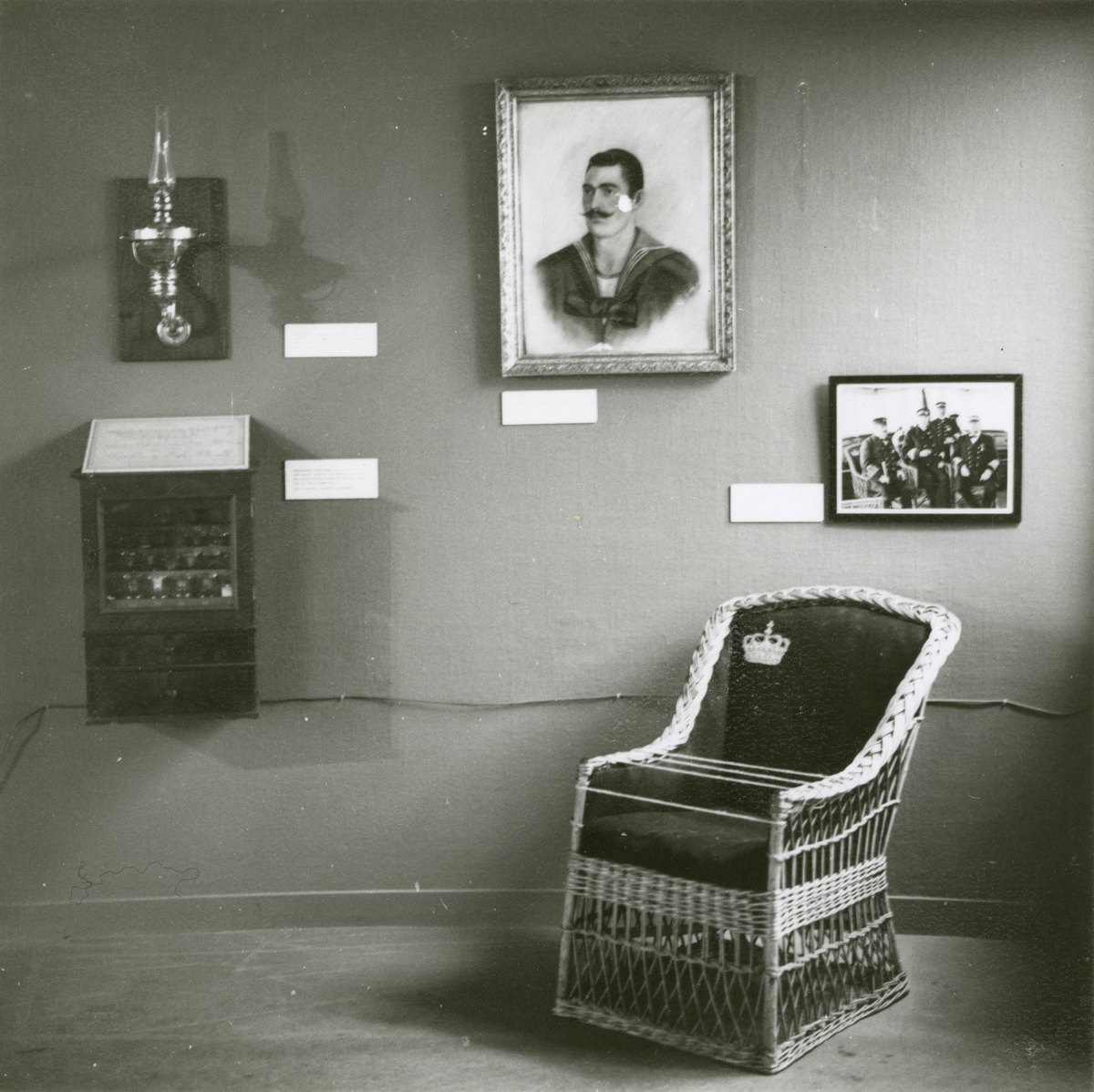 Utställningen "Nyförvärv 1965–1966" visas våren 1967. Kung Oscar II:s rottingstol från jakten DROTT, fartygsapotek, sjömansporträtt m.m.
