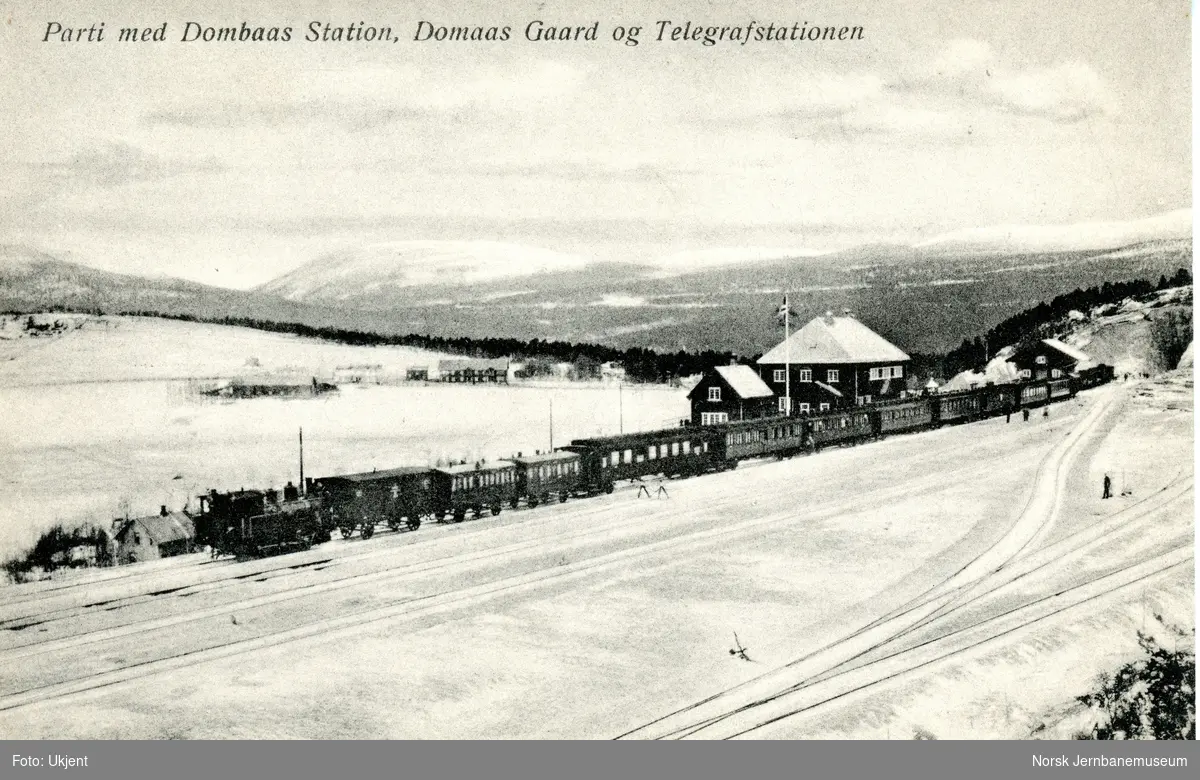 Damplokomotiv type 25a foran "festtoget" for anleggsarbeiderne på Dombås stasjon før åpningen av strekningen Otta-Dombås