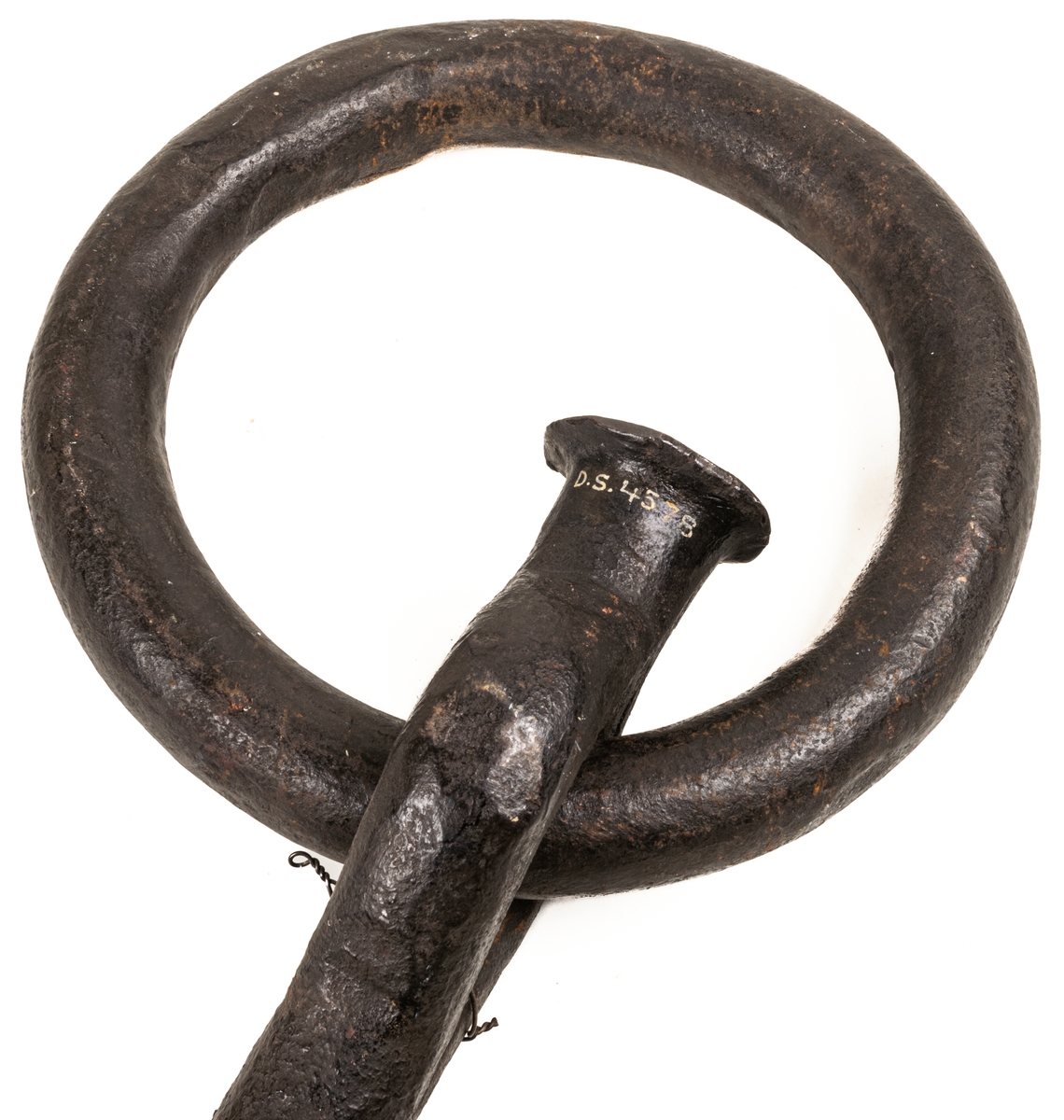 Kölhalningsbult av järn, i ringen fästes förstärkningen till mässen på utsidan.