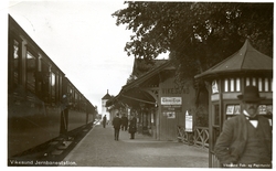 Vikersund (Vikesund) stasjon. Stasjonsbetjening og reisende 