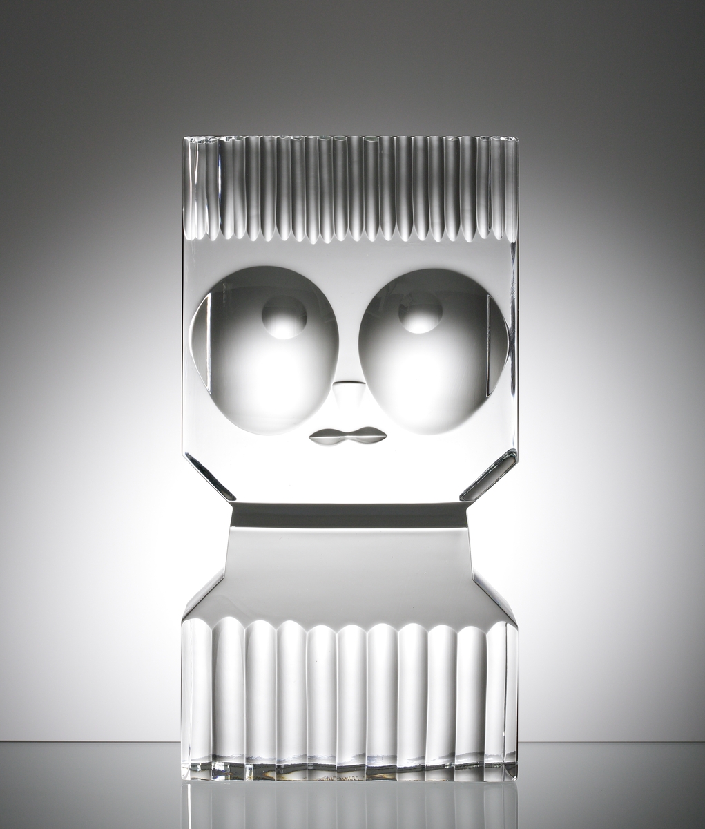Formgivare: Sven Palmqvist. Glasskulptur, slipat stiliserat flickansikte.