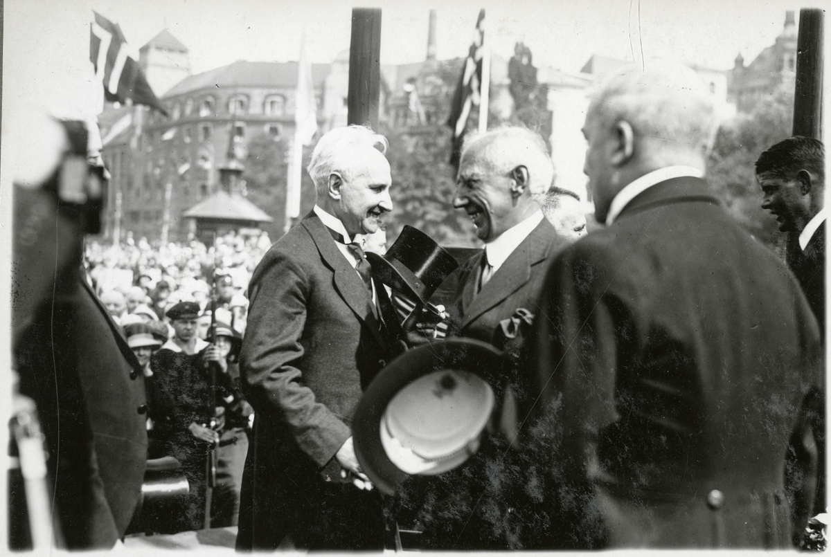 Roald Amundsen ved ankomst Honnørbrygga, hilser på smilende herre  - Roald Amundsens ankomst til Oslo med N25 - 4. juli 1925
