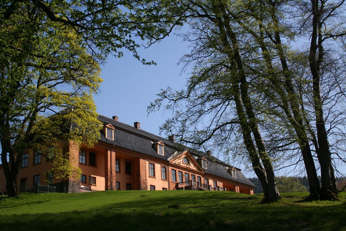 Herregården Bogstad Gård i høstlys