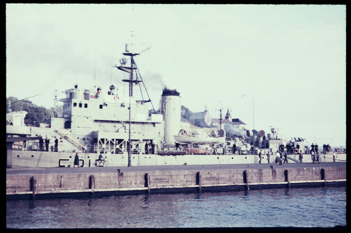 Marinefartøyet KNM Garm F315 i Oslo havn. Akrshus festning i bakgrunnen ...
