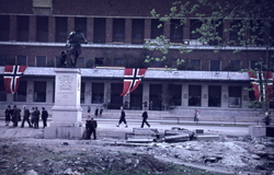 Folk foran Rådhuset under feiringen av frigjøringsdagene 194