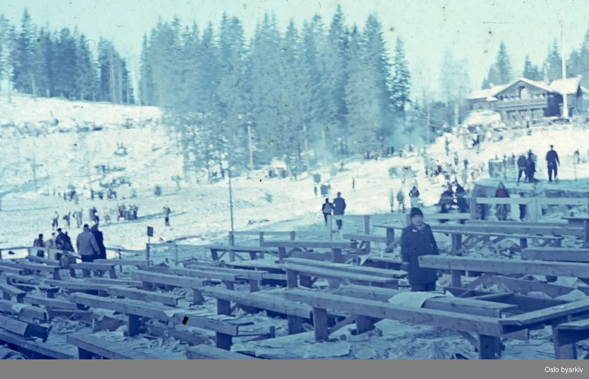 Ved Holmenkollbakken i 1947
