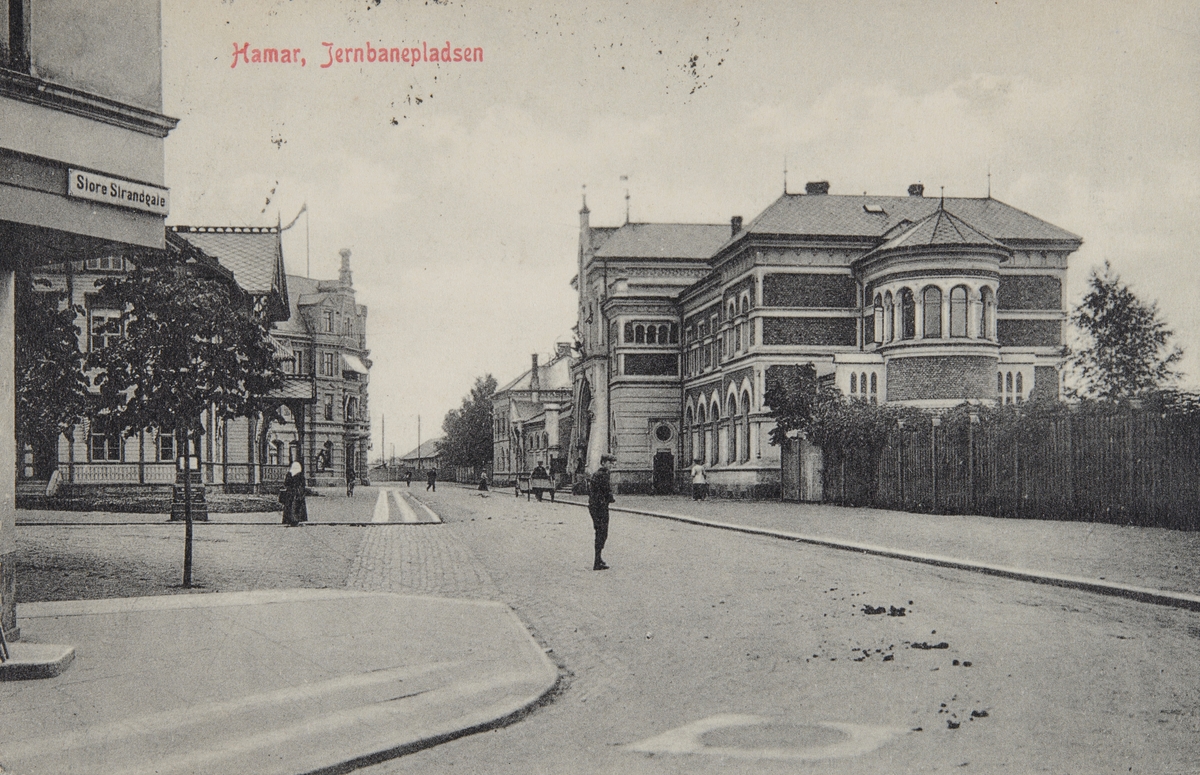 Postkort, Hamar, Jernbaneplassen, Hamar jernbanestasjon, Strandgata, "Store Strandgate"