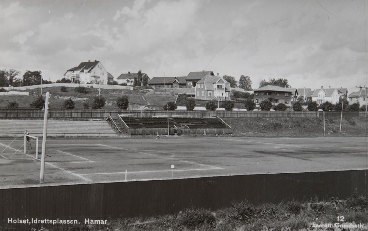 Postkort, Hamar, Vangsvegen 64, Hamar stadion, Hamar idrettsplass, anlagt på ei myr under Holset gård, villa, boligbebyggelse, fotballbane,
