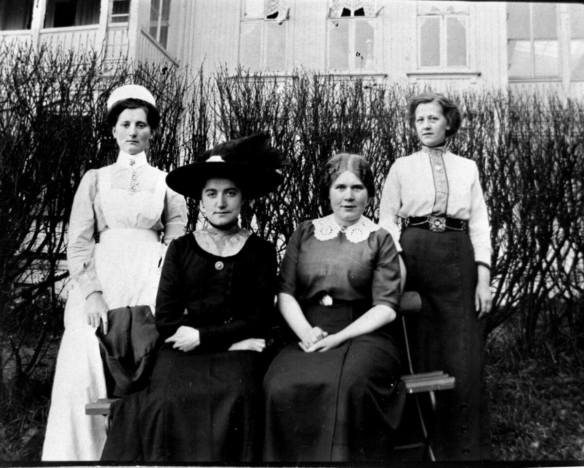 Grefsen Sanatorium, oppstilt gruppebilde ute, kvinner, Torborg Furre Aanestad, Johanna Furre