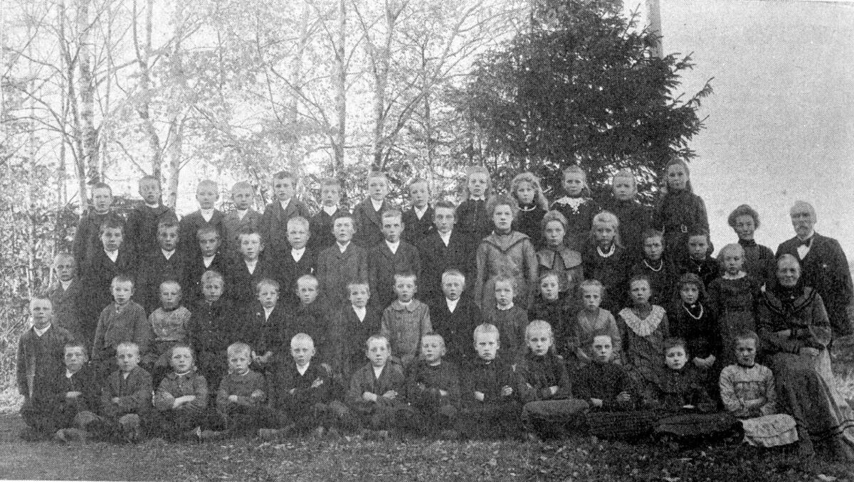 Skolebilde fra Haga skole 1904, oppstilt gruppebilde, læreren Ole Skaaden