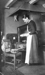 Maren Holm steker vafler på Fegstad ca. 1920, ovn, jernovn, 