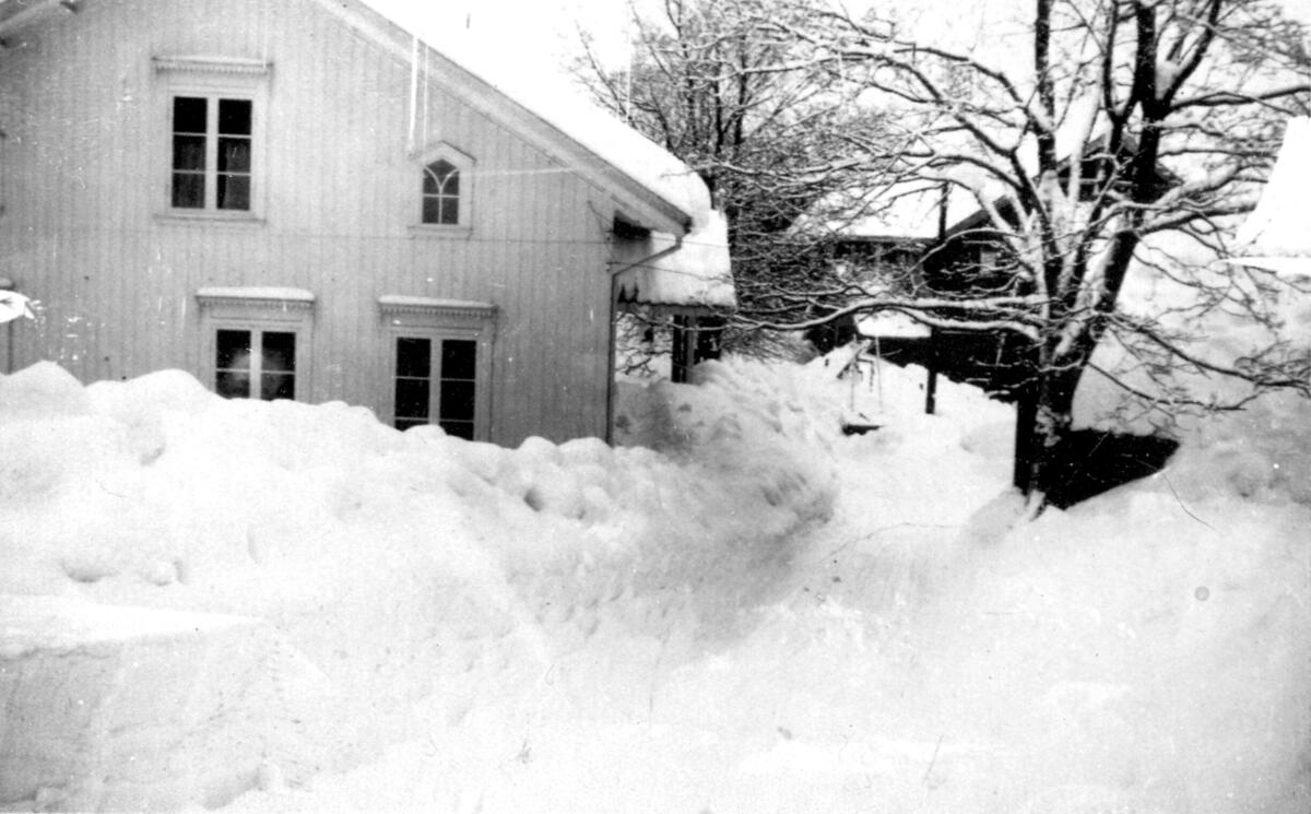 Våningshuset på Mellom Bakstvål, gård, snø, vinter, framhus, hovedhus