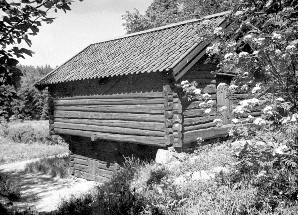 Kjone, korntørke som ble flyttet fra Karlsrud til Norsk Folkemuseum, hveteåker, rugåker, kornåker, laft