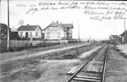 Guldhaug stasjon mot Desenterkirken, jernbaneskinner, Botne,