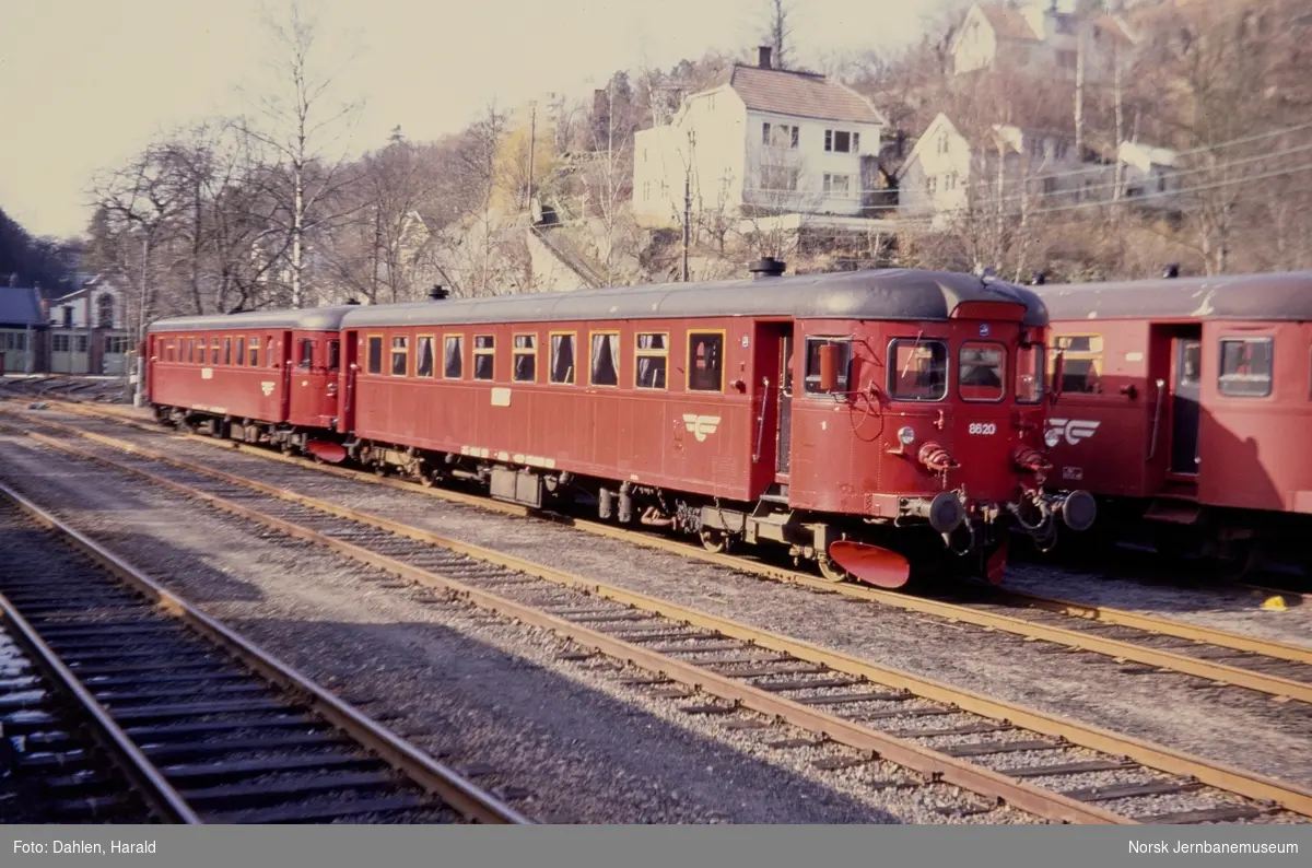 Dieselmotorvogner på Arendal stasjon, litra BM 86 20 (fremst) og BM 86 26