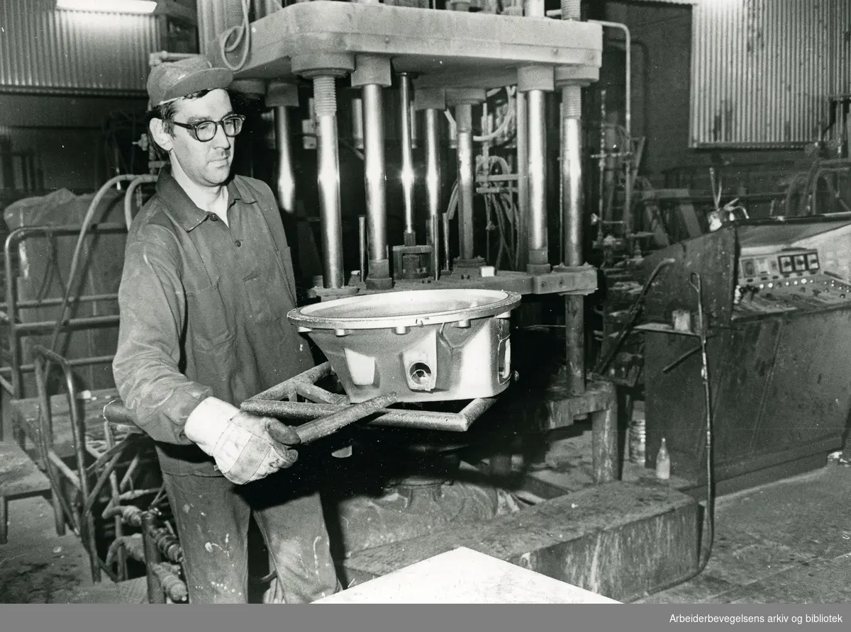 Fundo Aluminium AB i Charlottenberg, Sverige. Datterselskap av Årdal og Sunndal Verk. Gösta Sundbäck tar en nystøpt bildel ut fra en lavtrykk-støpemaskin..Oktober 1979.