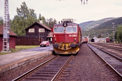 Elektrisk lokomotiv El 14 2167 på Tinnoset stasjon med nest 
